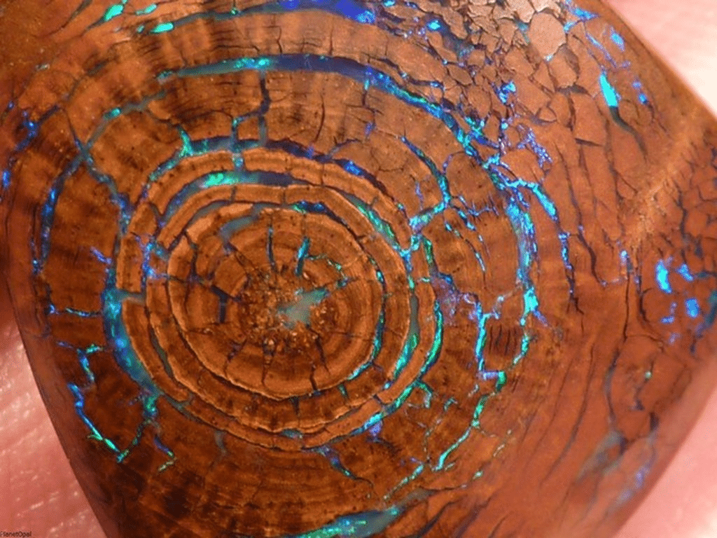 An old wooden trunk comes back to life thanks to resin and fluorescent pigment